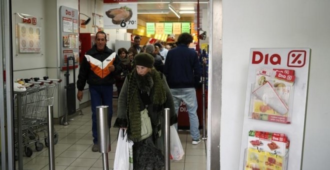 Varias personas salen de de un supermercado de DIA en Madrid. REUTERS/Andrea Comas