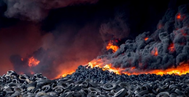 Imagen del incendio en un vertedero de neumáticos iniciado en las proximidades de Valdemoro. EFE/Ismael Herrero