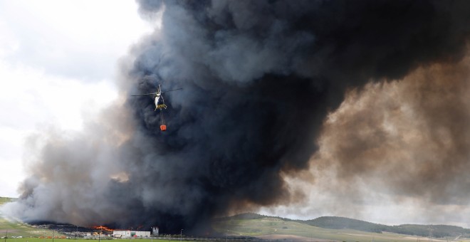 Columna de humo provocada por el incendio de neumáticos en Seseña (Toledo).- REUTERS/Sergio Perez