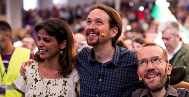 El secretario general de Podemos, Pablo Iglesias (c), junto al secretario de Organización del partido, Pablo Echenique (d), y la secretaria general de Podemos Andalucía, Teresa Rodríguez (i), participa en un acto público en Córdoba. EFE