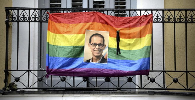 Una bandera arcoíris, en homenaje a Pedro Zerolo.- EFE