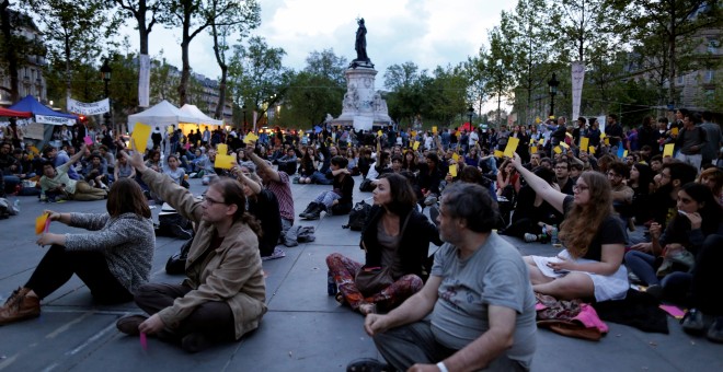 Participantes del movimiento Nuit Debout sentados en la Plaza de la República en París, Francia. REUTERS/Jacky Naegelen