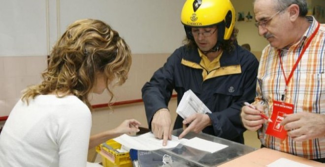 Un cartero hace entrega de los votos por correo en una imagen de archivo. EFE