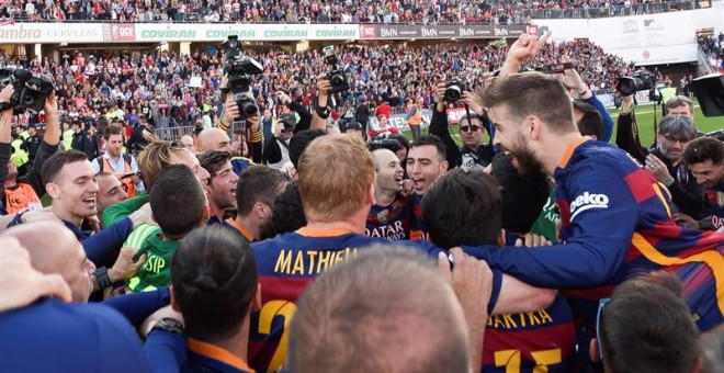 Los jugadores del Barça celebran el título de Liga tras vencer al Granada. EFE/Miguel Ángel Molina