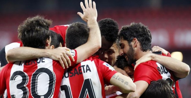 Los jugadores del Athletic celebran el tercer gol al Sevilla. EFE/LUIS TEJIDO