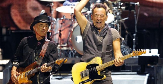 El músico y cantante estadounidense Bruce Springsteen, durante el concierto que ofrece hoy en el estadio Camp Nou de Barcelona, el primero de su nueva gira europea The River Tour. EFE/Marta Pérez