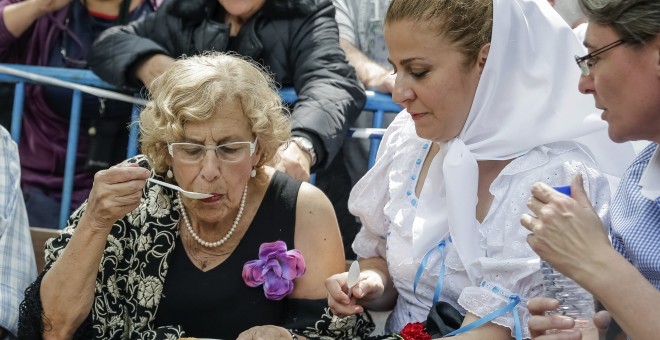 La alcaldesa de Madrid, Manuela Carmena, degusta el típico cocido madrileño en la Pradera de San Isidro, con motivo del a celebración de San Isidro, patrono de la ciudad. EFE/Emilio Naranjo