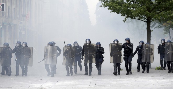 Policías antodisturbios se enfrentan a una grupo de manifestantes en Nantes, Francia.-  REUTERS/Stephane Mahe