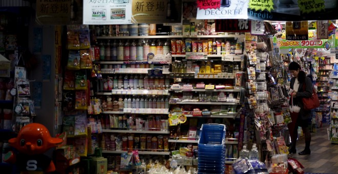 Una clienta paga su compra en una tienda de descuento en Tokio. REUTERS/Yuya Shino