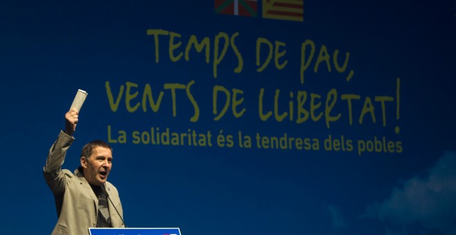 El secretario general de Sortu, Arnaldo Otegi, participa en el acto "Tiempos de paz, vientos de libertad", organizado por el Centro Internacional Escarré para las Minorías Etnicas y las Naciones (CIEMEN), con el apoyo de la CUP. EFE/Quique García