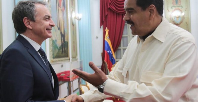 Fotografía cedida por prensa de Miraflores donde se observa al presidente de Venezuela, Nicolás Maduro, quien saluda al expresidente español, José Luis Rodríguez Zapatero. /EFE