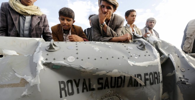 People stand by part of a Saudi fighter jet found in Bani Harith district north of Yemen's capital Sanaa, May 24, 2015. To match Special Report SAUDI-MILITARY/ REUTERS/Khaled Abdullah/File Photo TPX IMAGES OF THE DAY
