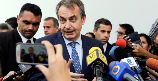 El expresidente de España Jose Luis Zapatero al salir de una reunión con los líderes de la oposición venezolana en Caracas, Venezuela. REUTERS/Marco Bello
