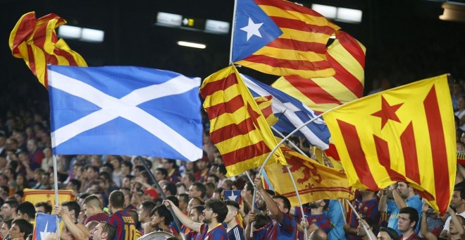 Banderas escocesas junto a estelades en un partido de fútbol. /REUTERS