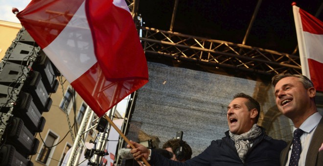 El candidato del partido ultranacionalista populista FPÖ Norbert Hofer (d) y el líder del partido, Heinz-Christian Strache (i), durante un acto electoral celebrado en Viena. EFE