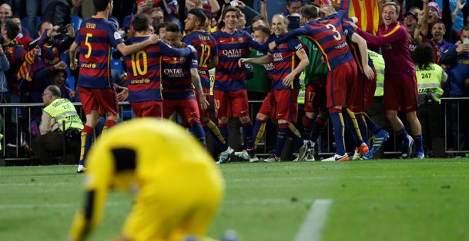 Neymar celebra con sus compañeros su gol al Sevilla. EFE/Juan Carlos Hidalgo