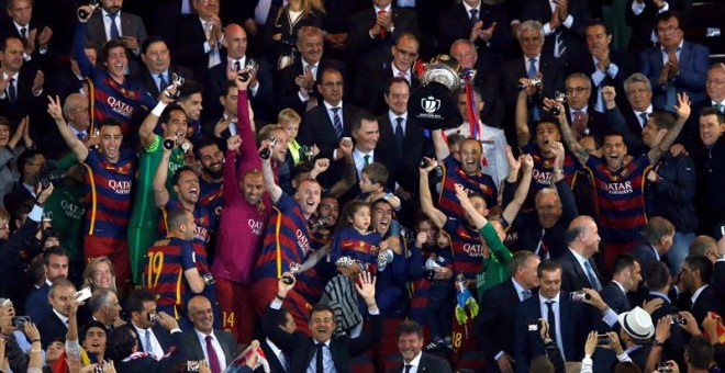 Iniesta levanta la Copa del rey rodeado de sus compañeros. EFE/Juan Carlos Hidalgo