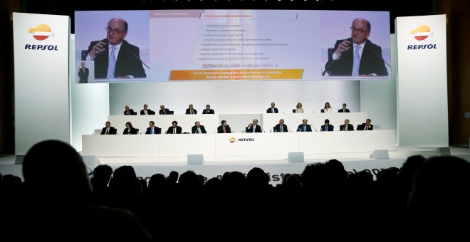 El presidente de Repsol, Antoni Brufau, durante su intervención en la junta de accionistas de la papelera. REUTERS/Andrea Comas