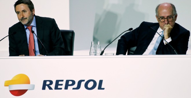 El consejero delegado de Repsol, Josu Jon Imaz, y el presidente de la compañía, Antonio Brufau, durante la junta de accionistas de la petrolera. REUTERS/Andrea Comas