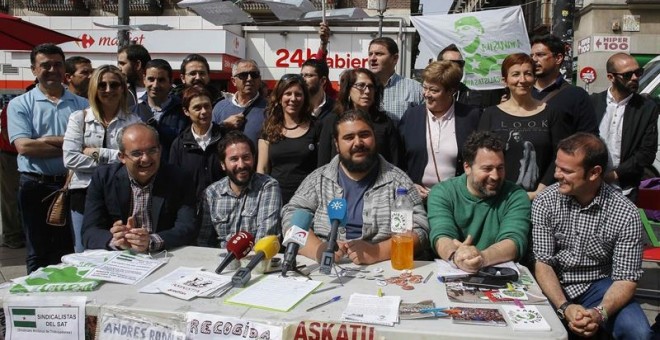 Una treintena de alcaldes de Madrid y Andalucía han mostrado su apoyo a los sindicalistas en huelga de hambre. EFE/Paco Campos