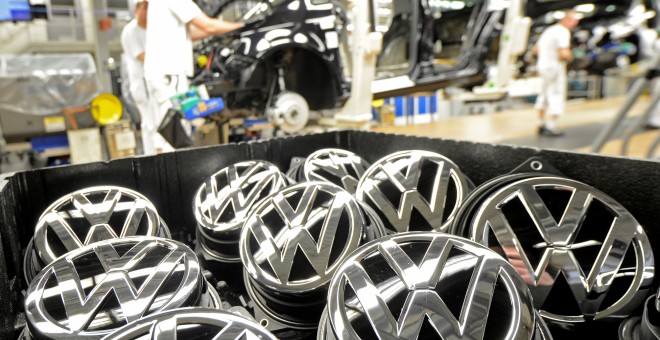 El logo de Volkswagen en la línea de montaje del modelo Golf en la planta alemana de Wolfsburg. REUTERS/Fabian Bimmer