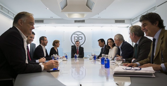 El presidente del Partido Popular y del Gobierno en funciones, Mariano Rajoy, presidiendo la reunión del Comité de Dirección en la sede de los populares en Genova. EFE/Tarek