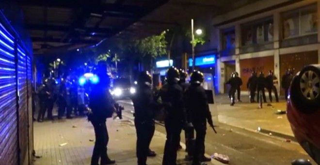 Un momento del violento desalojo en Barcelona.
