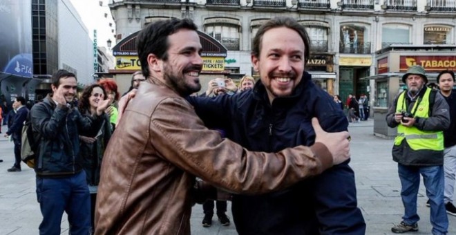 Fotografia colgada por Izquierda Unida en la red social Twitter de los lideres de Podemos Pablo Iglesias y Alberto Garzón tras alcanzar un acuerdo para la confluencia. / EFE
