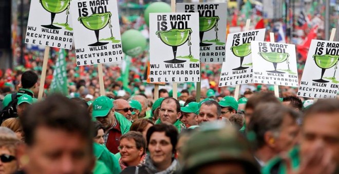 Miles de personas marchan durante una manifestación nacional convocada por tres sindicatos belgas en protesta por los recortes en los servicios públicos y la educación, en Bruselas, Bélgica, hoy, 24 de mayo de 2016. EFE/Olivier Hoslet