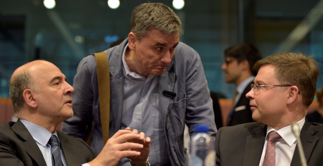 El ministro de Finanzas griego, Euclides Tsakalotos, conversa con el comisario de Asuntos Económicos, Pierre Moscovici, y el vicepresidente de la Comisión, Valdis Dombrovskis.. REUTERS/Eric Vidal