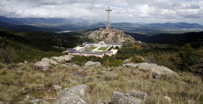 Situado a casi cincuenta kilómetros al norte de Madrid, el Valle de los Caídos es un conjunto monumental edificado en los años 40 y 50 por orden de Franco, quien eligió el emplazamiento y siguió la construcción.