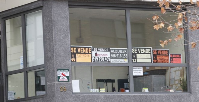 Anuncios de venta de viviendas en el portal de un edificio de Madrid. E.P.