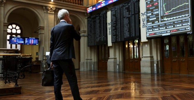 Un operador observa los paneles informativos de la Bolsa de Madrid. REUTERS/Susana Vera