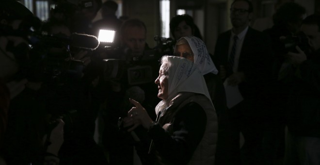 La integrante de Madres de Plaza de Mayo Nora Cortiñas (c) ofrece declaraciones antes de asistir a la lectura de la sentencia por el Plan Condor hoy, viernes 27 de mayo de 2016, en los tribunales de Buenos Aires (Argentina). El último dictador argentino,