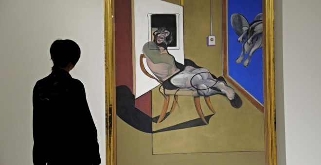 Un visitante observa un cuadro de Francis Bacon en una exposición.-EFE