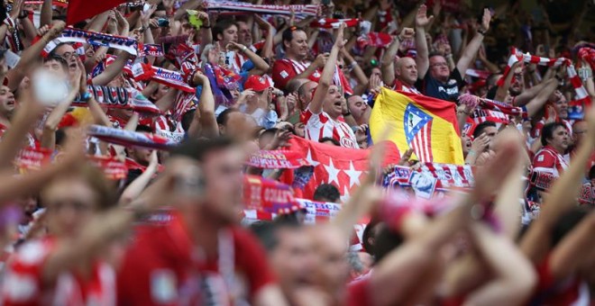 La afición colchonera anima a su equipo en San Siro. EFE/OLIVER WEIKEN