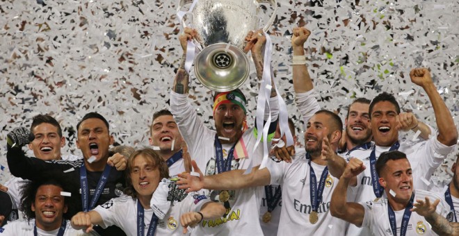 El capitán del Real Madrid, Sergio Ramos, levanta la Copa de Europa. /REUTERS