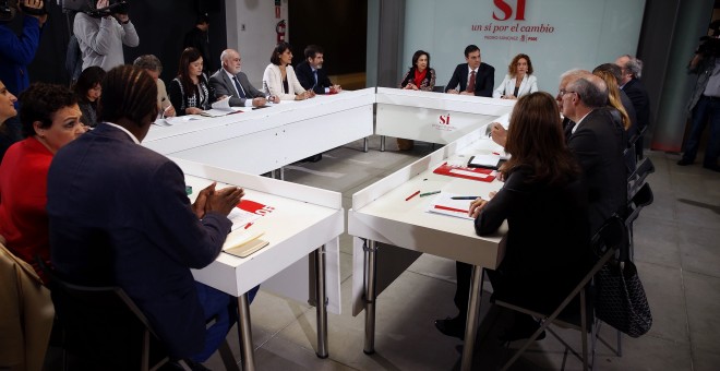 El secretario general del PSOE y candidato socialista a la Presidencia del Gobierno, Pedro Sánchez, acompañado por la número dos del partido por Madrid, Margarita Robles, y la secretaria de Estudios y Programas del partido, Meritxell Batet, durante la reu