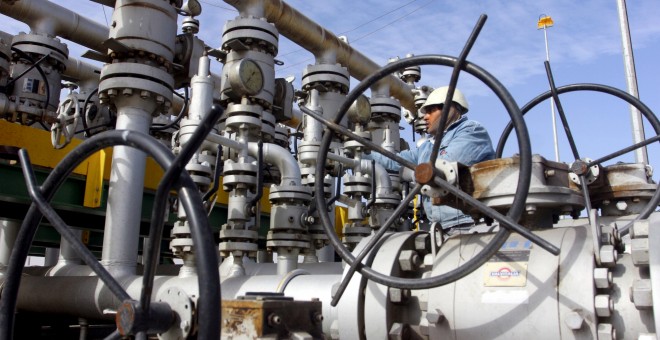 Un trabajador examina las válvulas de la refinería de Al-Sheiba, cerca de la ciudad iraquí de Basora. REUTERS/Essam Al-Sudani