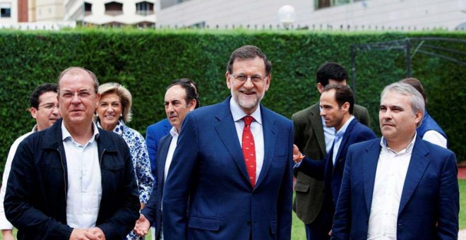 Rajoy en Badajoz junto al líder del PP en Extremadura, José Antonio Monago, y al alcalde de la ciudad, Francisco Javier Fragos. / OTO (EFE)