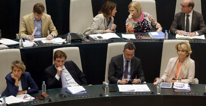 Bancada del grupo municipal del PP encabezada por su presidenta, Esperanza Aguirre, durante un pleno del Ayuntamiento de Madrid. EFE/Mariscal