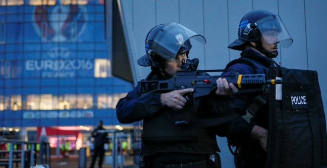Gendarmes en las afueras del estadio del Olympique de Lyon, sede de la Eurocopa de Francia. /REUTERS