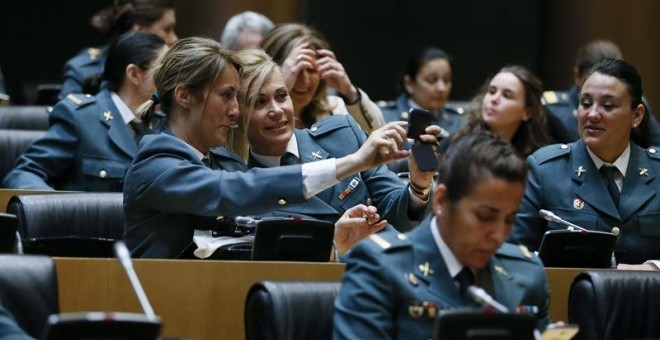 Varias integrantes de la Guardia Civil asisten a un homenaje que el Congreso de los Diputados realizó a las mujeres del cuerpo en 2014. EFE