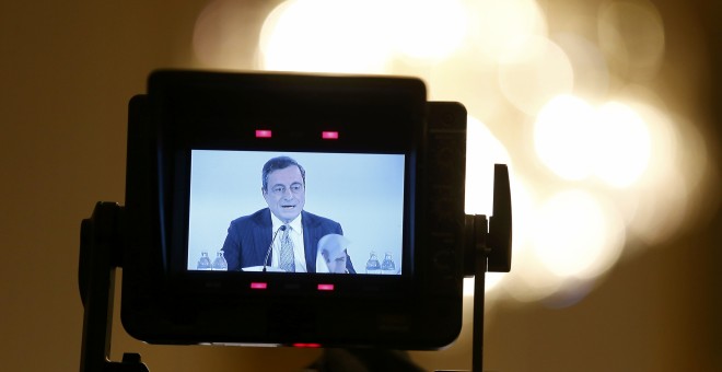 Una cámara de televisión recoge la imagen del presidente del BCE, Mario Draghi, durante la rueda de prensa tras la reunión del Consejo de Gobierno de la entidad en Viena. REUTERS/Leonhard Foeger
