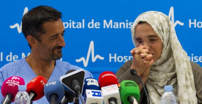 Samira Benhar, una mujer marroquí afectada por una severa deformidad debida a un tumor facial, que le acarreaba rechazo social en su país, explica la operación de reconstrucción del rostro que le practicó el doctor Pedro Cavadas (i) en el Hospital de Mani