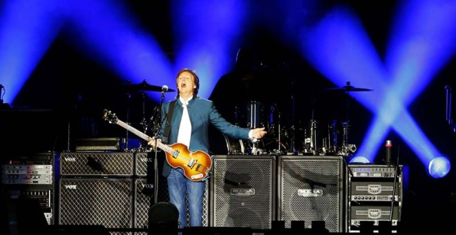 El músico británico Paul McCartney, durante el concierto de su nueva gira 'One on one' en el estadio Vicente Calderón, en Madrid. / J.P. GANDUL