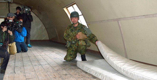 Un militar muestra el hangar donde se refugió el niño de 7 años que llevaba desaparecido en Japón desde el pasado sábado. Mandatory credit Kyodo/via REUTERS