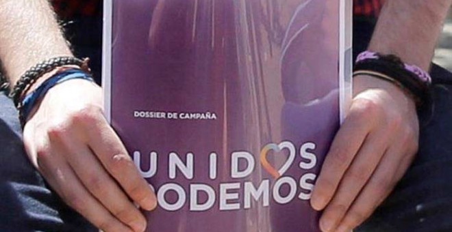Pablo Iglesias sostiene una carpeta con el logo de Unidos Podemos urante la presentación de las líneas maestras y calendario de la próxima campaña electoral. / EFE