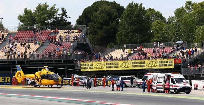 Los servicios sanitarios atienden en la pista al piloto español de Moto2 Luis Salom,  tras sufrir un grave accidente en la segunda sesión de entrenamientos libres del Gran Premio de Catalunya de motociclismo. EFE/Toni Albir