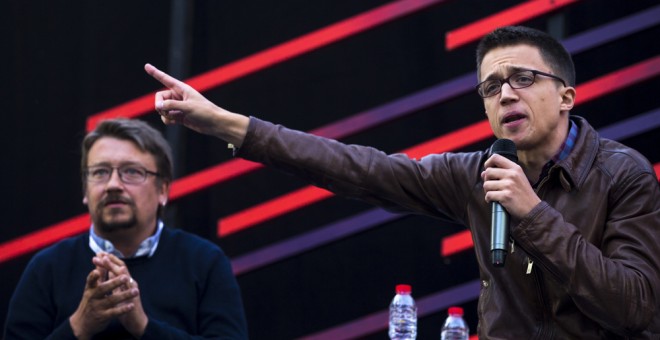 El número dos de Podemos, Iñigo Errejón, y lider de En Comú Podem, Xavier Doménech, durante el acto de precampaña bajo el lema 'Con alianzas, ganamos el cambio' que ha tenido lugar en Barcelona. EFE/Quique García